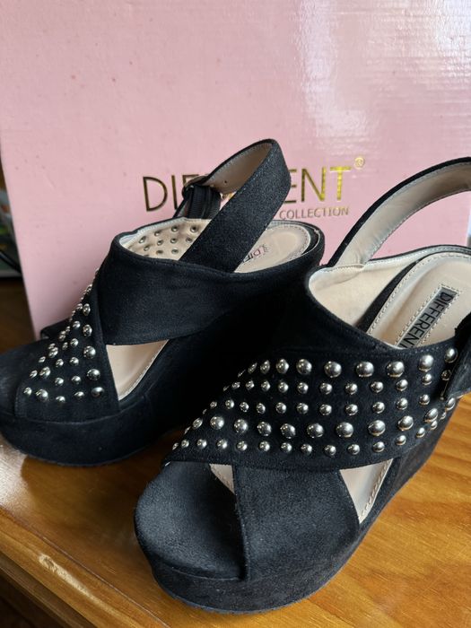 Sandálias salto cunha pretas