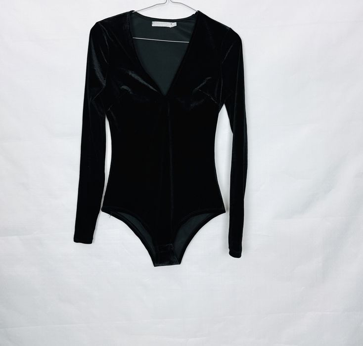 Czarne aksamitne body z dekoltem XS 34