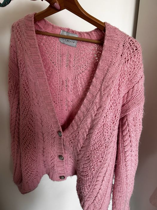 Butik Laurella kardigan Melissa sweter oversize z ozdobnymi guzikami pudrowy róż