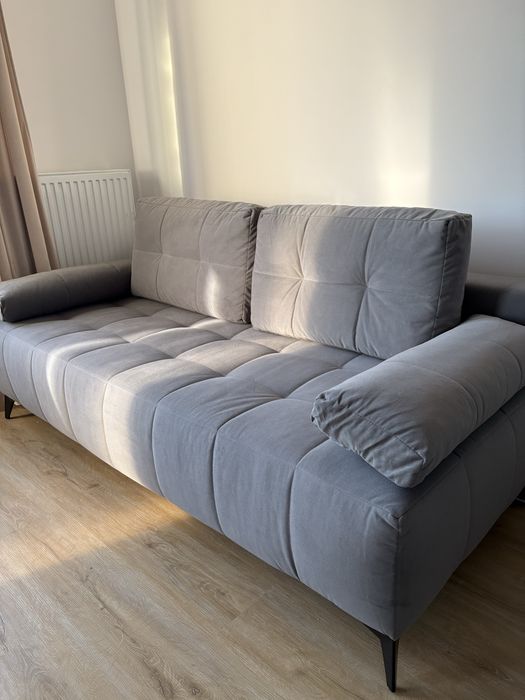 Szara sofa z funkcja spania i schowkiem