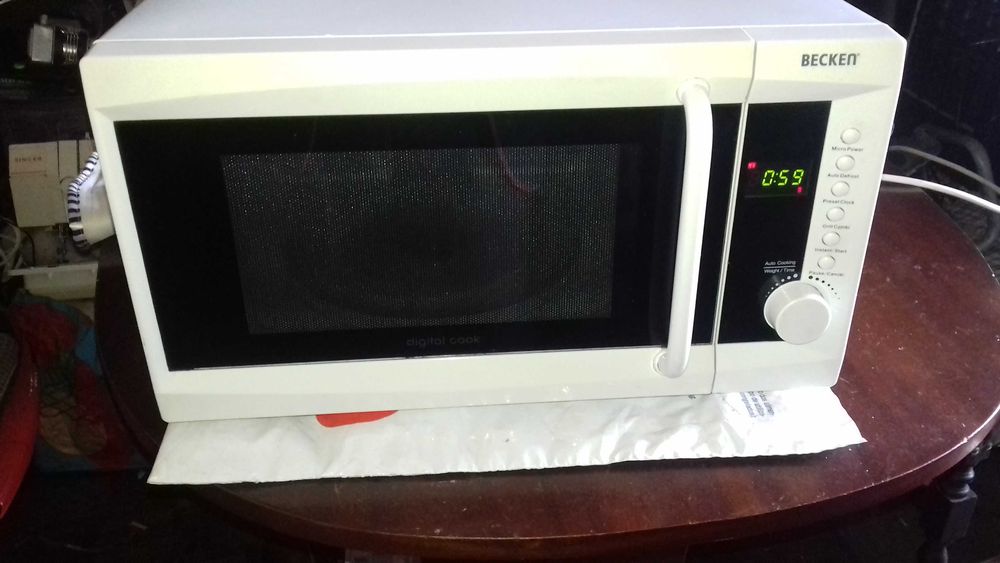 microondas marca becken com grill a funcionar