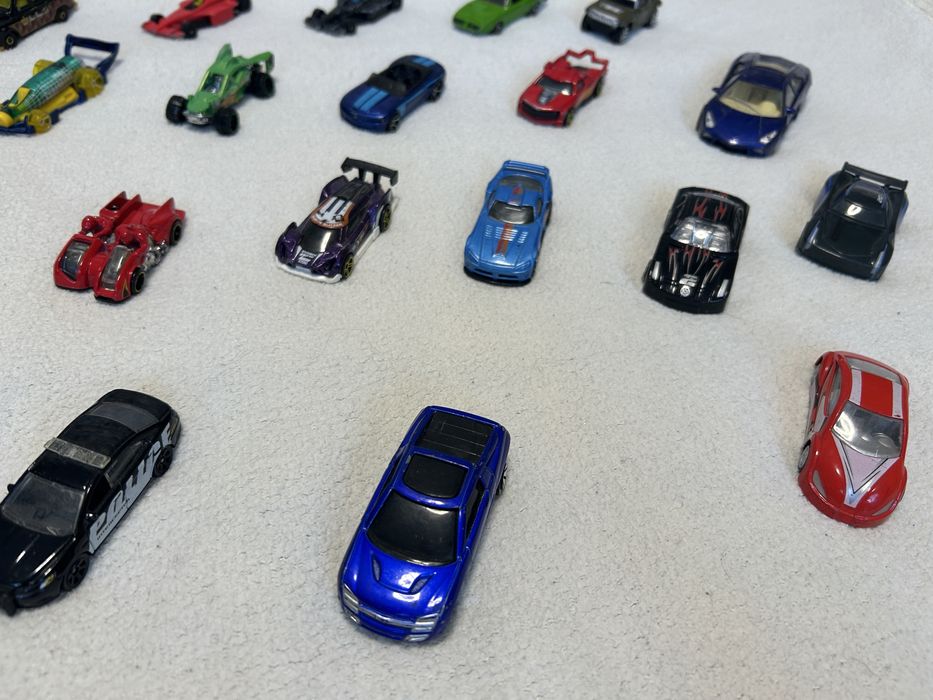 HotWheels колекційні машинки - мініатюрні моделі