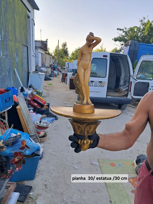 Estatueta em marfinite e pianha em madeira