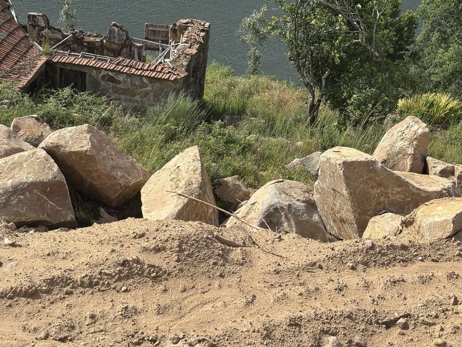 Ofereço / Dou pedra granito amarelo