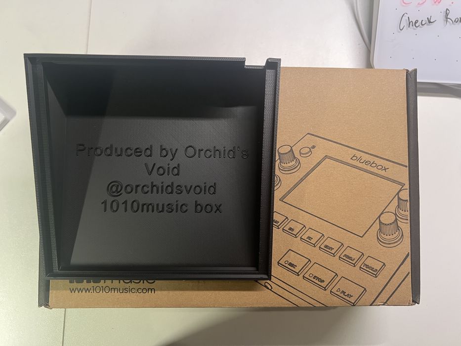 1010music BlueBox 12 kanalowy mikser  z podstawką