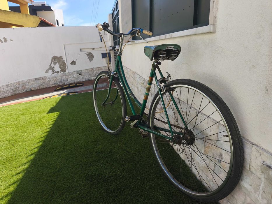 Bicicleta antiga (1972),  roda 24, marca Paraíso, modelo Vilar, em estado razoável