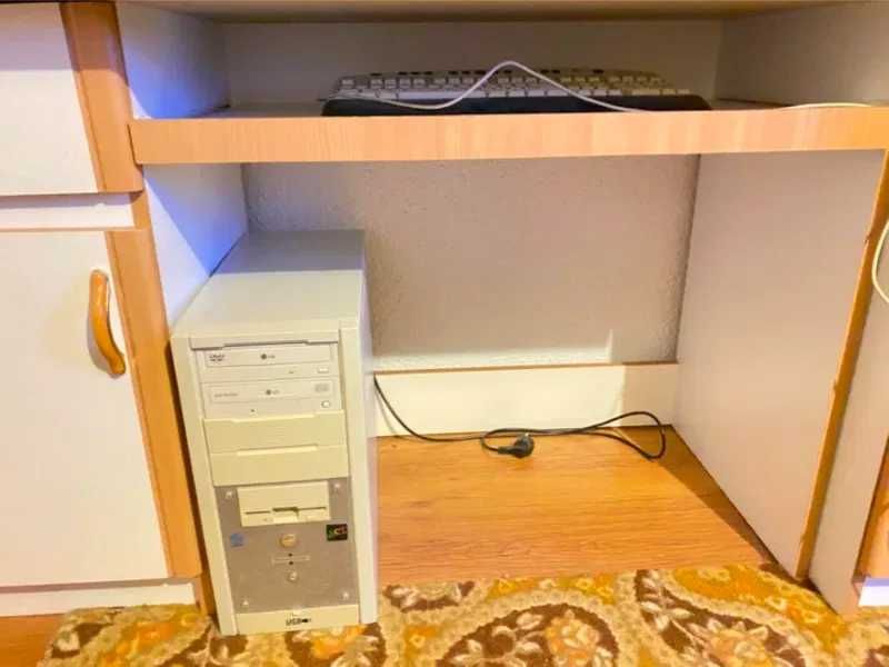 Komputer stacjonarny dla kolekcjonerów z płaskim monitorem IIYAMA