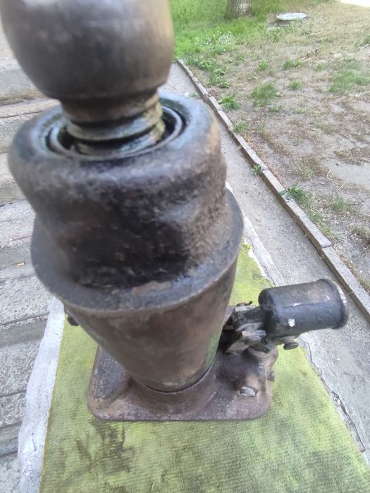 Продам автомобільний домкрат 5 .т