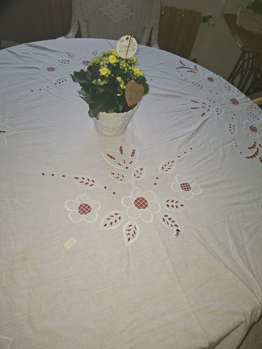 Obrusy białe haftowane