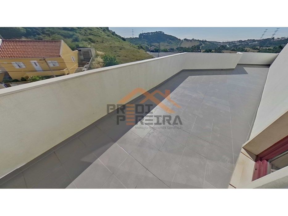 Apartamento T3 duplex remodelado, com box, situado em Casal de Cambra.