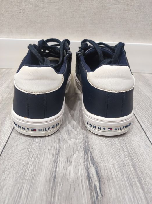осенние кроссовки Tommy Hilfiger 39 р .