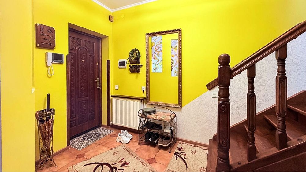 Продається дворівнева 3-кім квартира у центрі міста Дрогобича