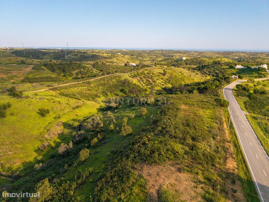 Terreno Rústico com acesso por estrada alcatroada e vista mar