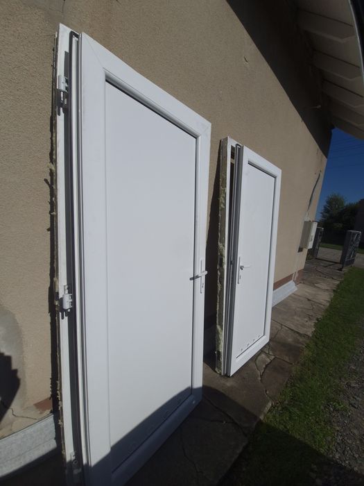 Drzwi techniczne pvc gospodarcze prawe I lewe.