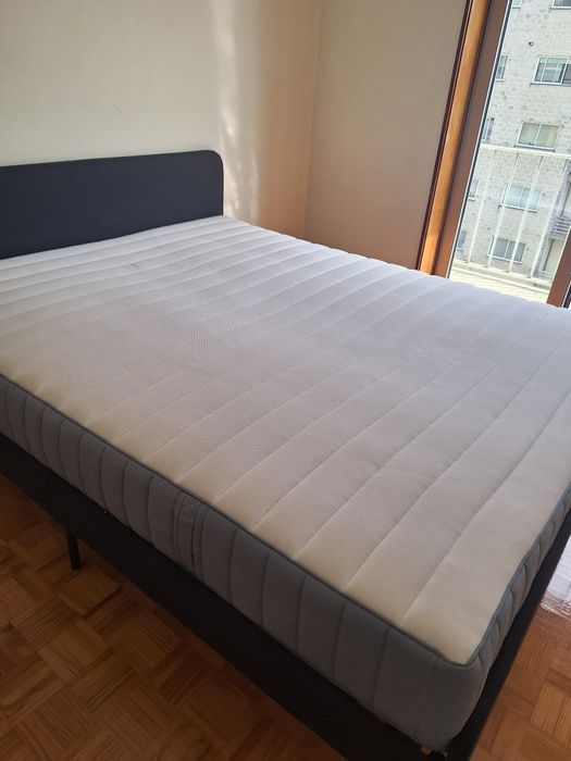 Estrutura de cama estofada