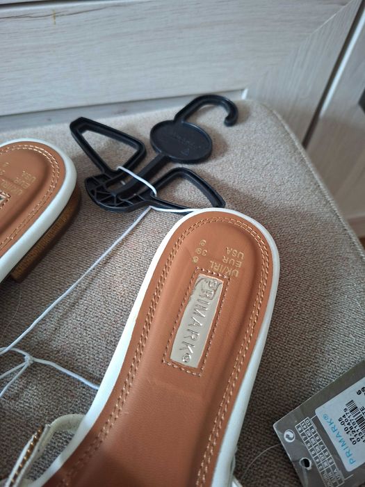 Piękne, eleganckie klapki damskie Primark biało złote 39
