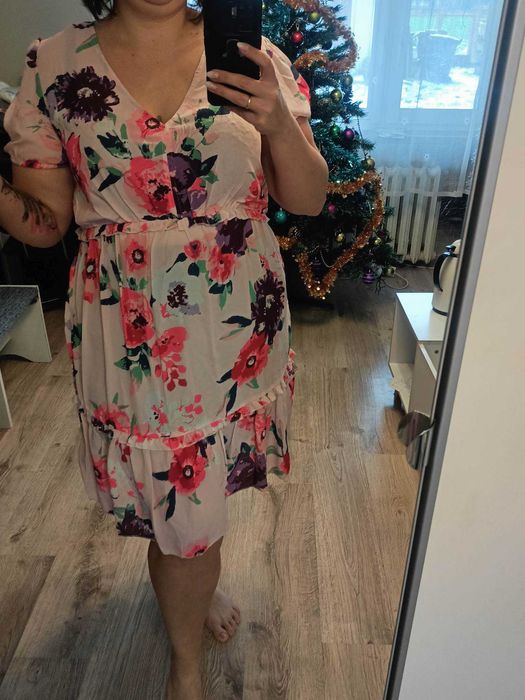 sukienka w kwiaty z falbaną 46