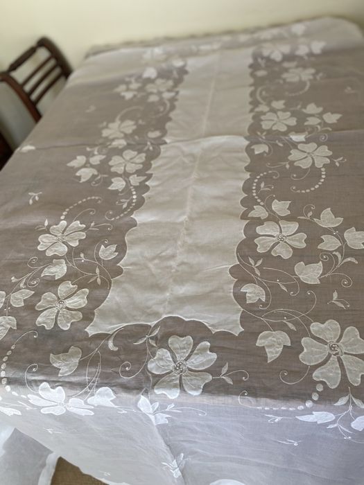 Toalha em organza e linho com guardanapos - bordado da Madeira