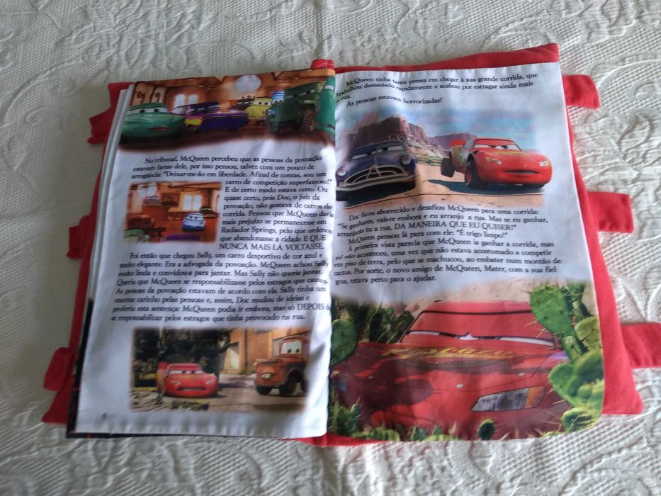 Rara almofada livro da Disney Pixar "Carros", como NOVA!