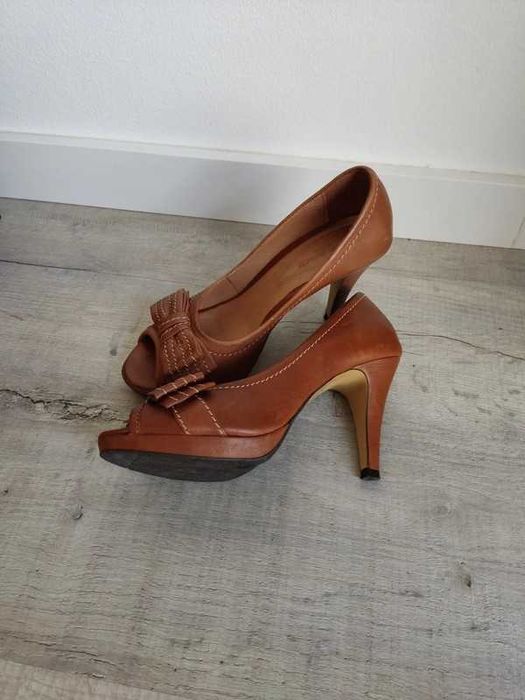 Sapatos de salto alto