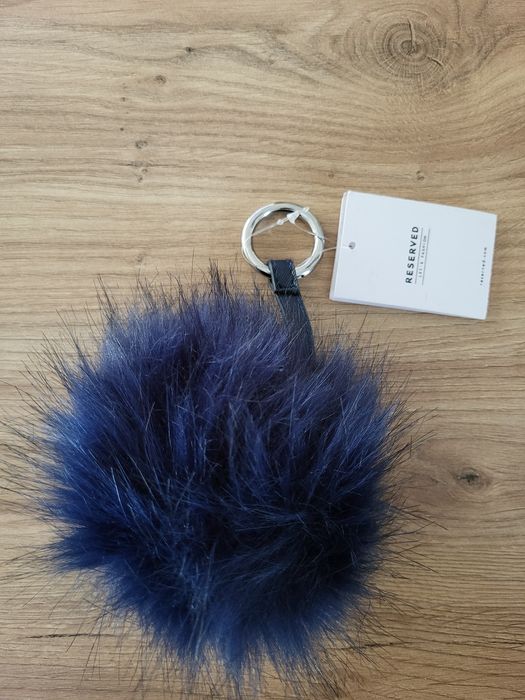 Brelok przypinka do kluczy plecaka nowa Reserved granatowa