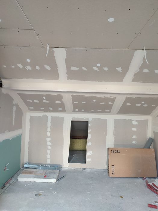 Ocieplenie celulozą i naprawa uszkodzonej izolacji termicznej dachu