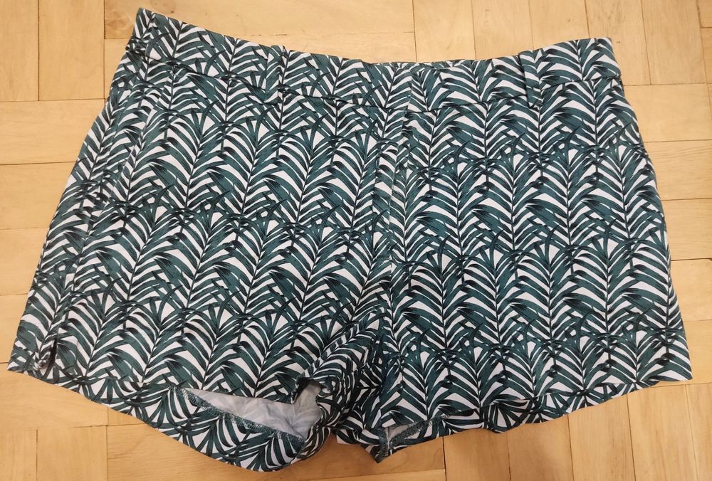 Spodenki krótkie we wzory liście
