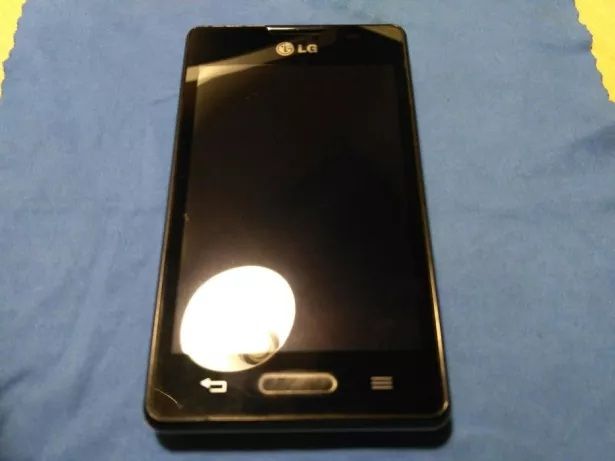 Смартфон LG E440