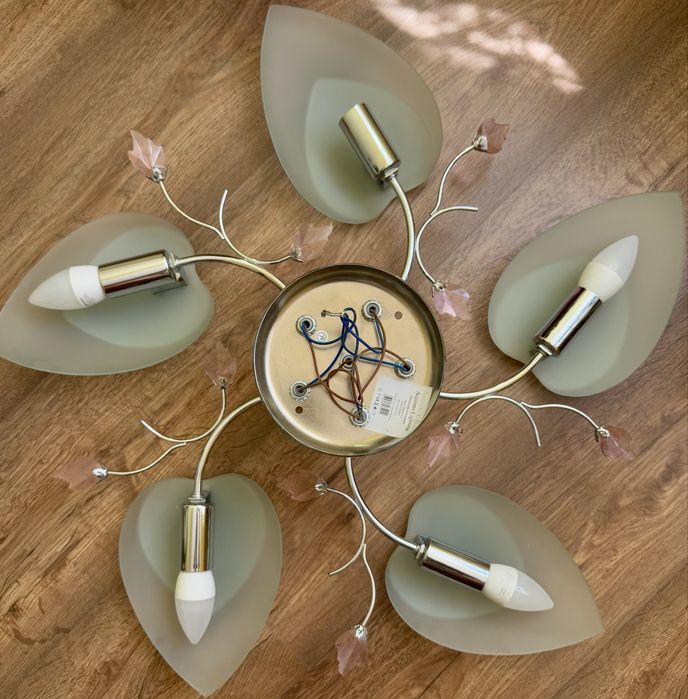 Стельова люстра у стилі модерн