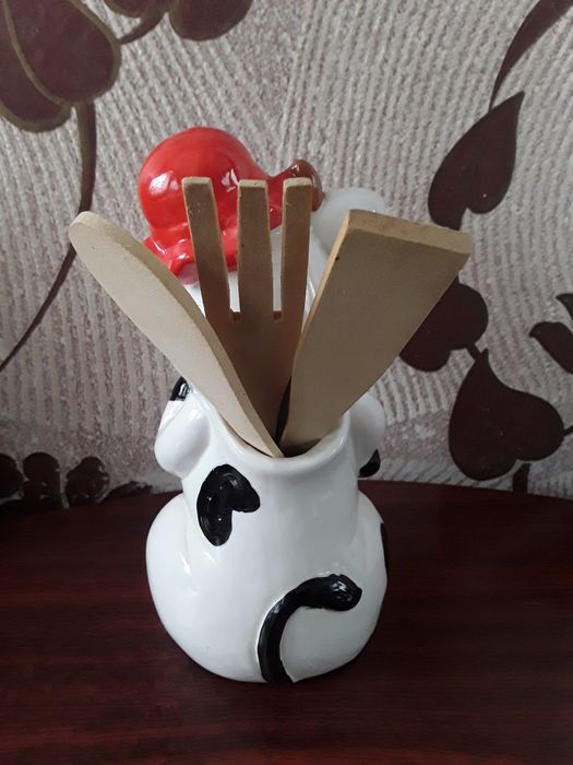 Подставка для кухонных принадлежностей.