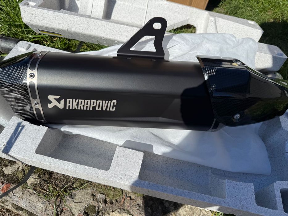 NOWY Wydech akrapovic Carbon Tytan versus 1100