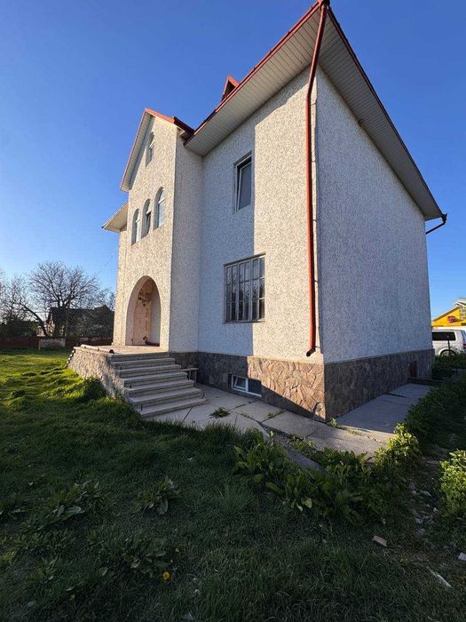 Продається будинок у самому центрі Боян
