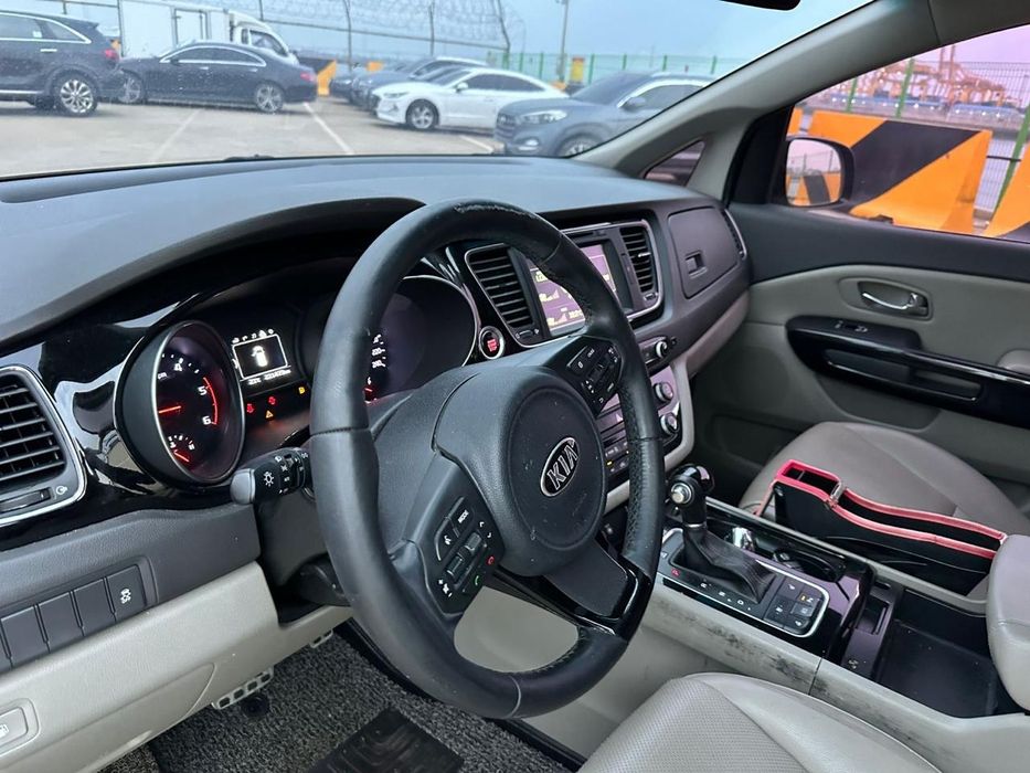 продаж Kia Carnival в гарному стані