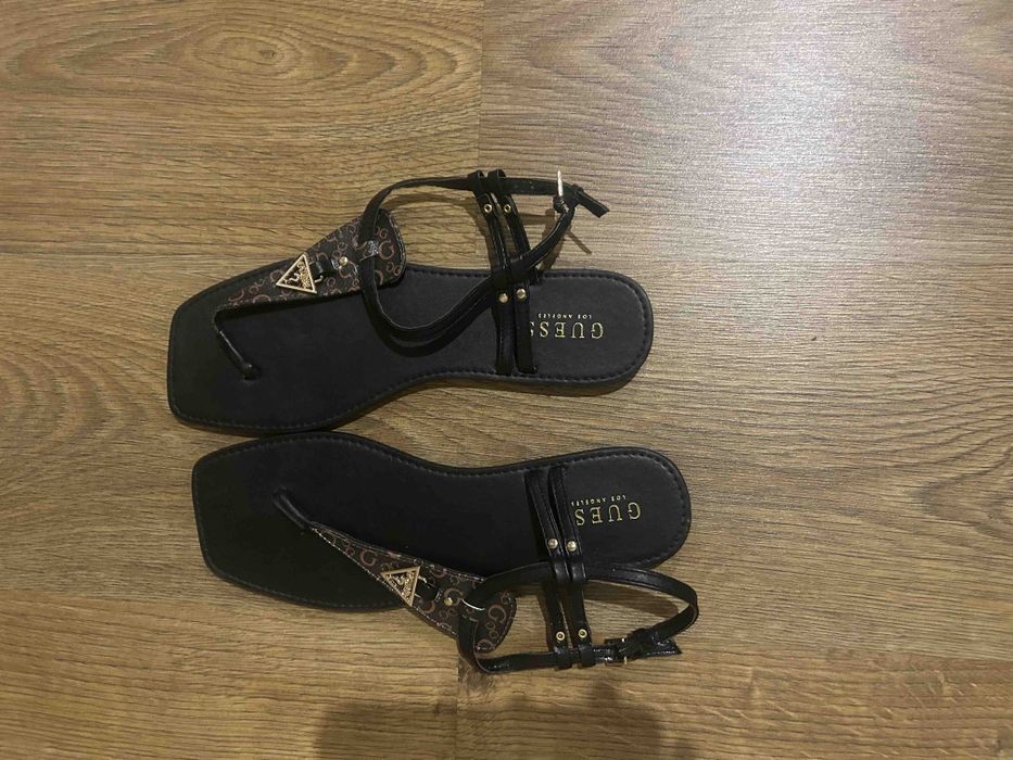 Шльопанці чорні Guess