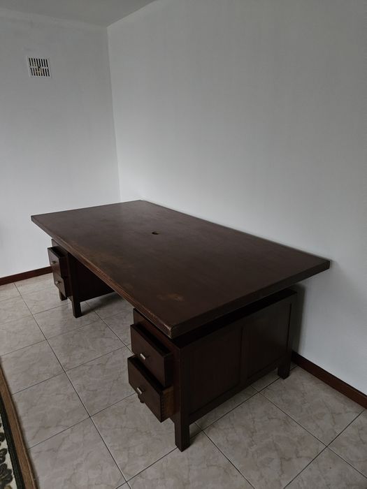 Vendo Secretária em bom estado com 4 gavetas de apoio