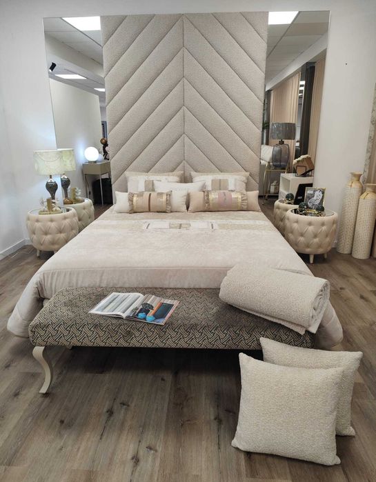 Cama estufada com espelho