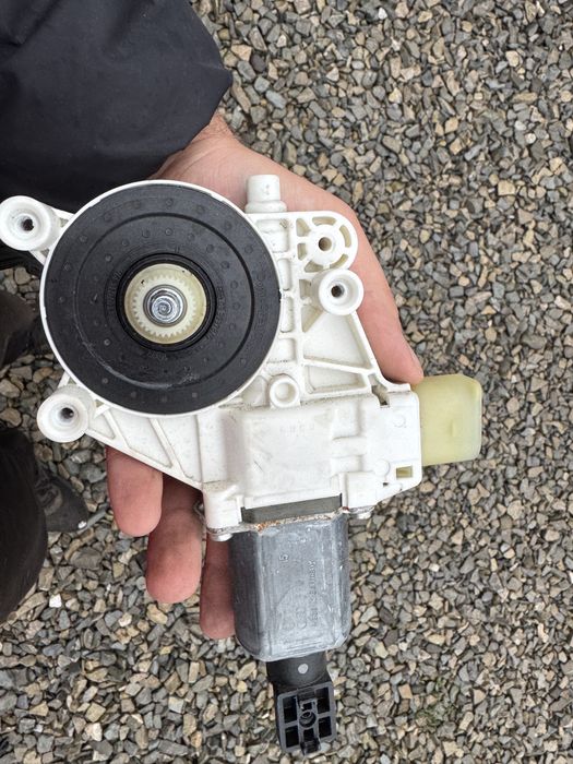 Продам моторчик стіклопідйомника BMW F36