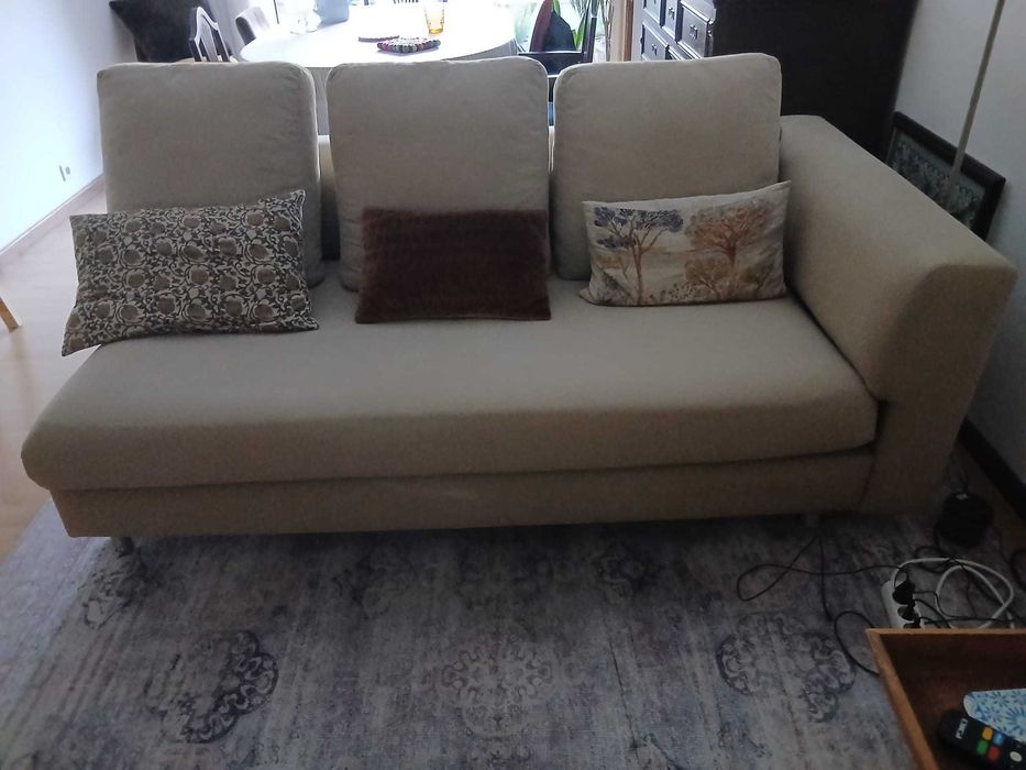 Vendo sofá cama  de 3 lugares, bege , usado mas em ótima condições. Possui 3 almofadas.