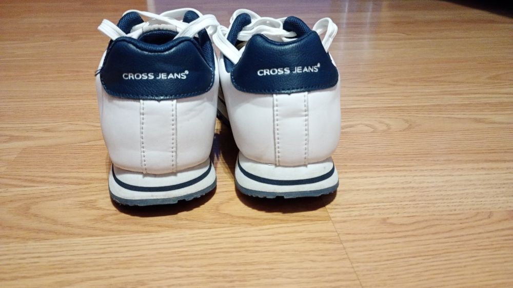 białe sneakersy cross jeans