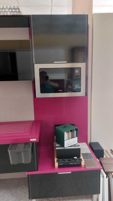 Cozinha em Termolaminado Preto, com Bancadas e Eletrodomésticos nova.