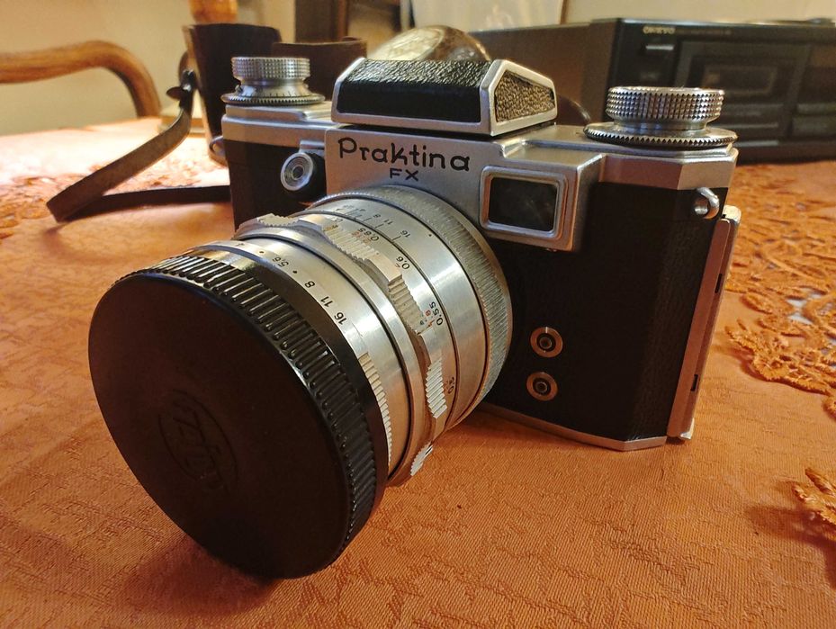 Praktina FX + Carl Zeiss Tessar 2.8/50 | Komplet z etui i instrukcją