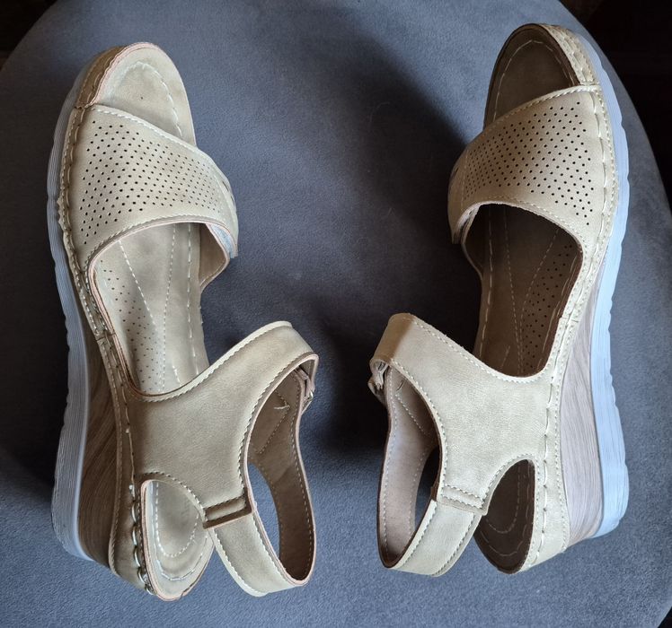 Sandały na koturnie