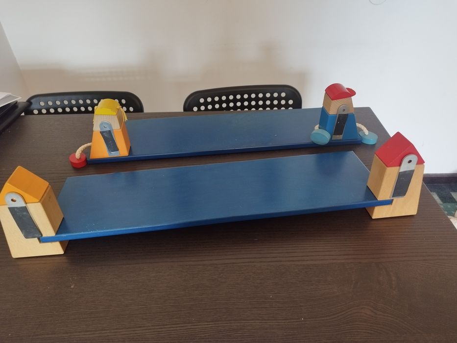 Duas estantes p/ quarto de criança