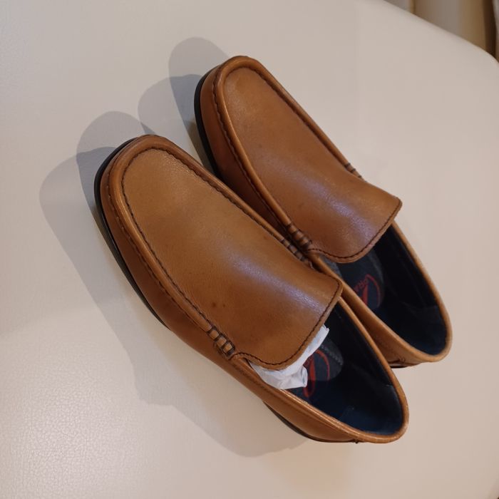 Sapatos em pele novos com pequeno defeito