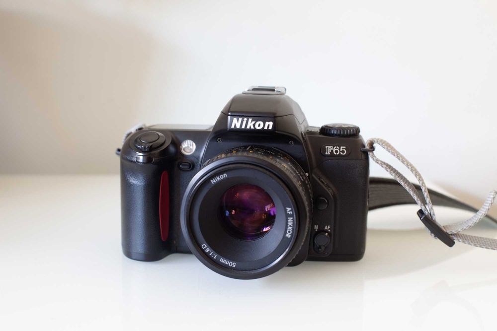 Câmara Fotográfica Analógica - Nikon F65 + OBJ. Nikon 50mm F1.8