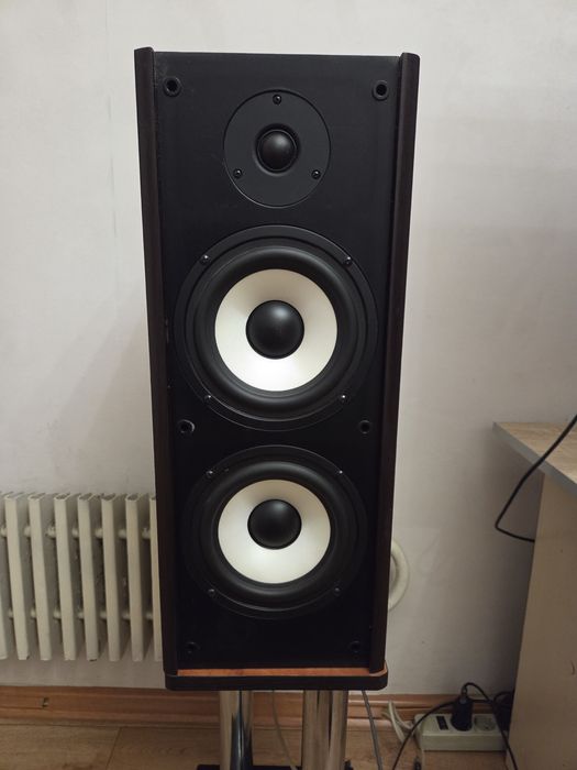 Колонки " Microlab" з вбубованим підсилювачем звуку на ніжках.