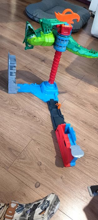 Hot Wheels City Zestaw z katapultą Atak smoka GJL13