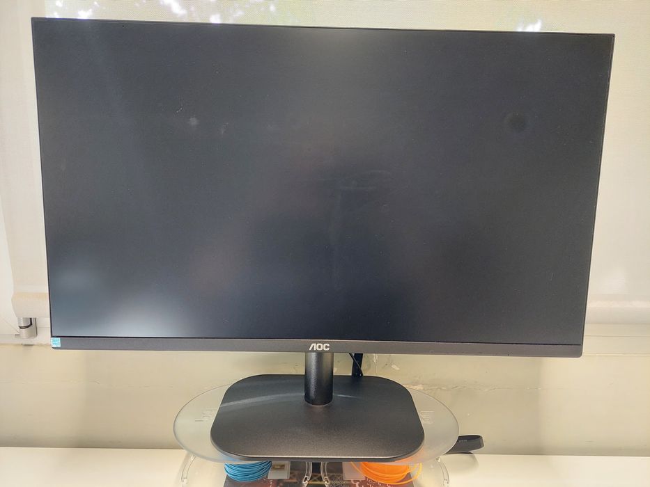 Um monitor AOC de 27”