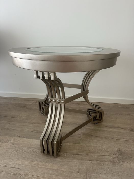 Mesa em metal pintado