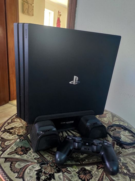 Consola PS4 Pro 1TB + comando + suporte